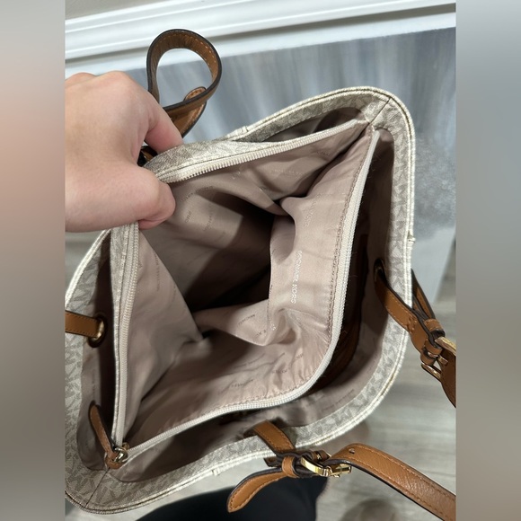 Michael Kors Jet Set - Picture 8 of 9